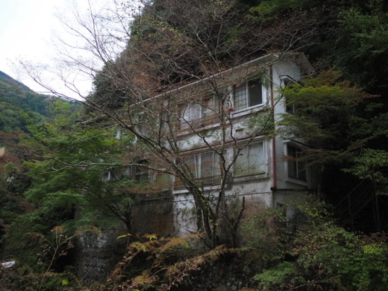 下部温泉郷の廃墟のような風景
