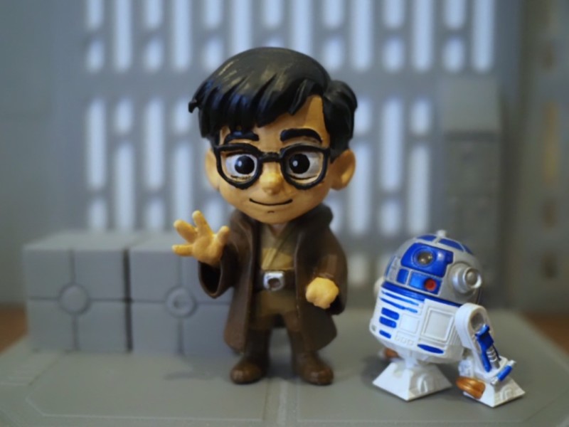 イラストからオリジナルフィギュアを作ってみた、ジェダイのコスプレをした自分の似顔絵フィギュアとR2-D2を並べた画像