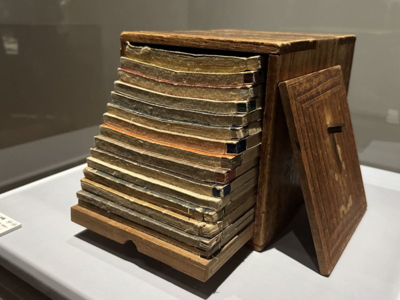 HOKUSAI－ぜんぶ、北斎のしわざでした。展　北斎漫画が木箱に収められている様子