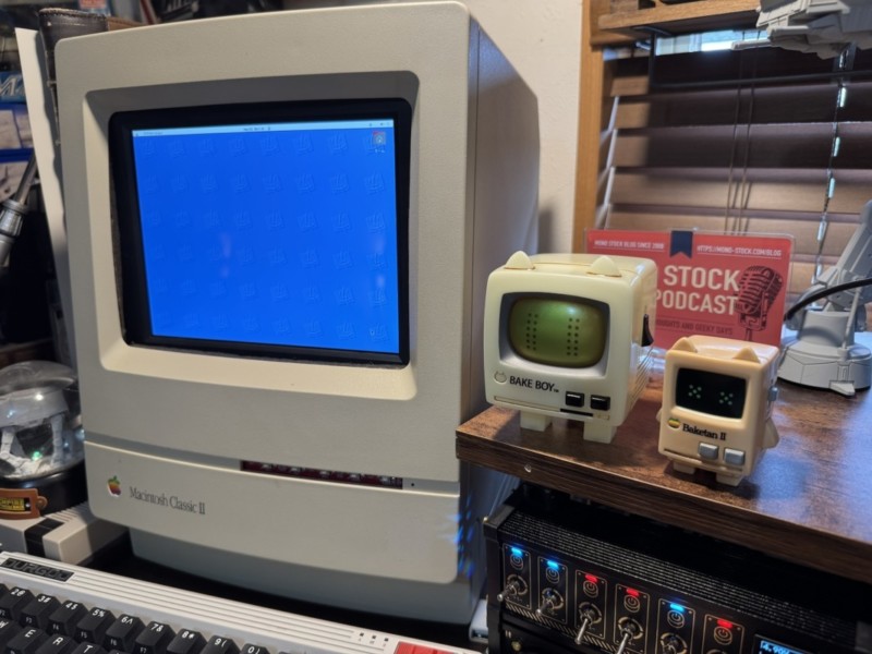 バケタン2号ソフビをバケタン1号とMachintosh Classicと並べた状態