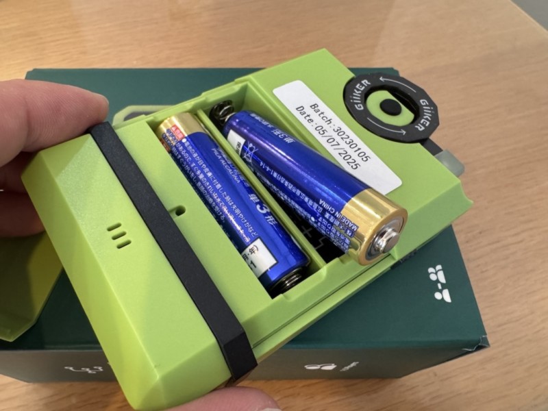 GiiKERのSUPER DECODERの裏面、単3電池二本をはめている様子