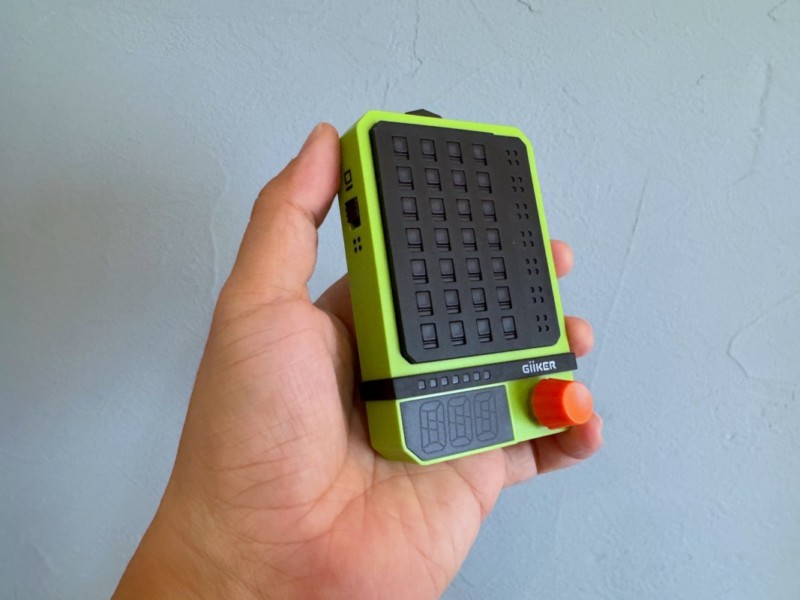 コンパクトなGiiKERのSUPER DECODERを手で持っている様子