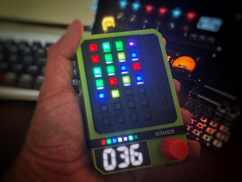 コンパクトなGiiKERのSUPER DECODERを手で持っている様子