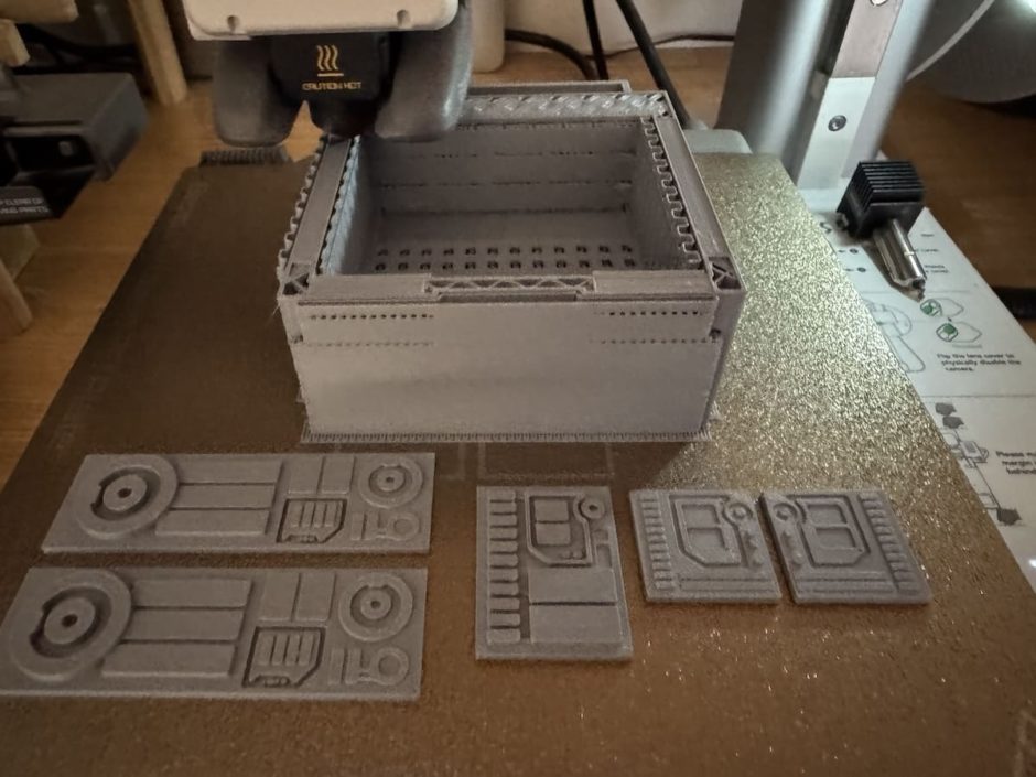 3Dプリンターで植木鉢を製造中