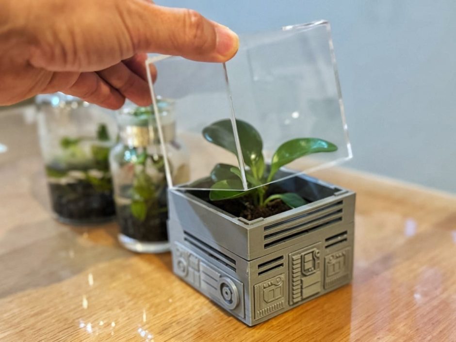 手に平サイズのSF風キューブ型プランター