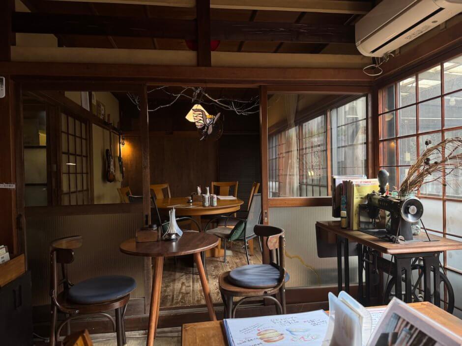 風早橋ガーデングリルカフェの店内