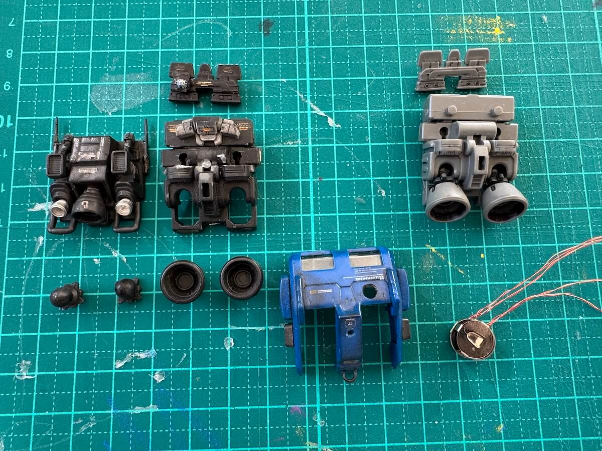 小型宇宙船のプラモデルを一度解体した状態