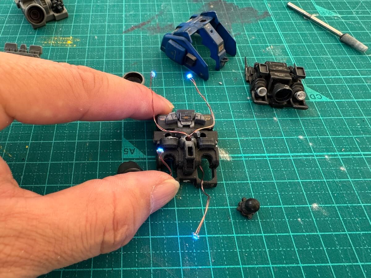 小型宇宙船のプラモデルにLEDを4つ通した状態