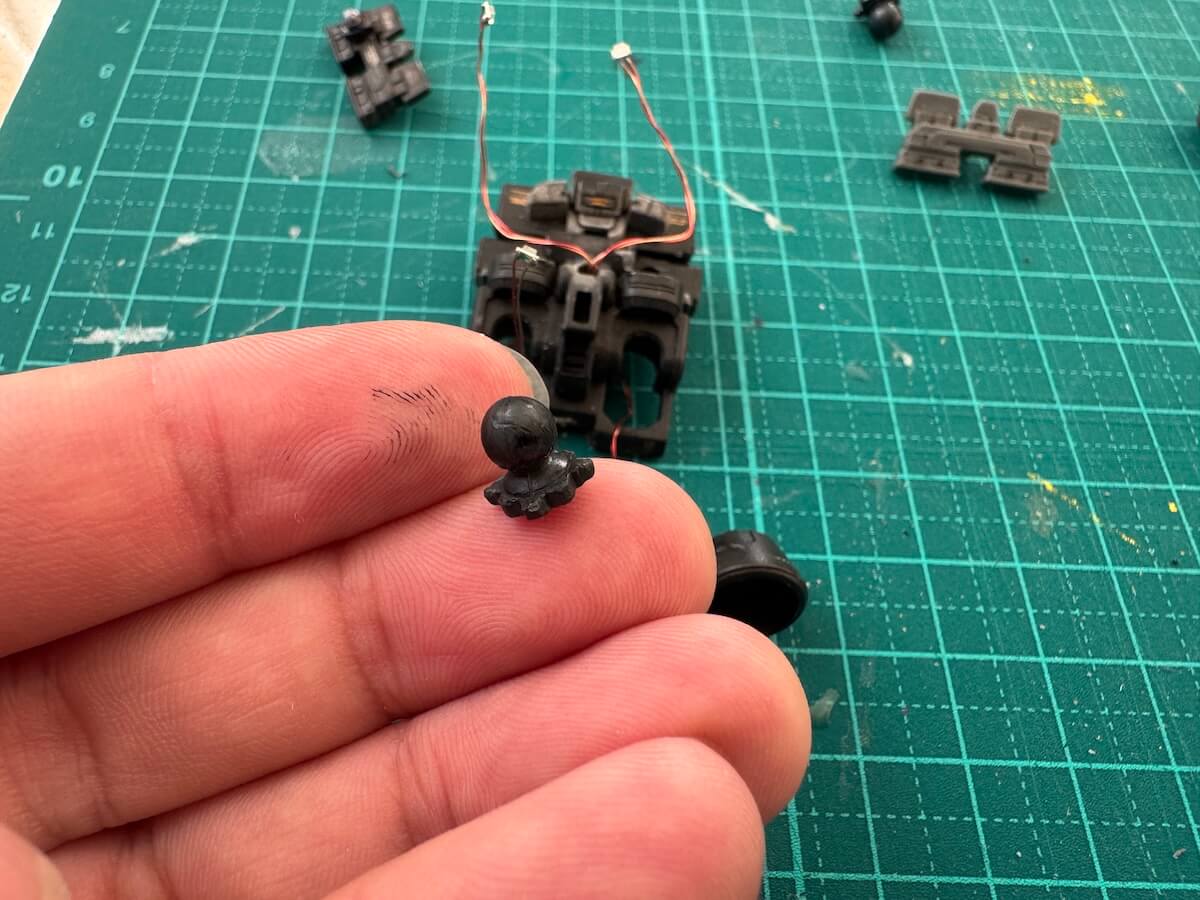 小型宇宙船のプラモデルのスラスターの根元のパーツ