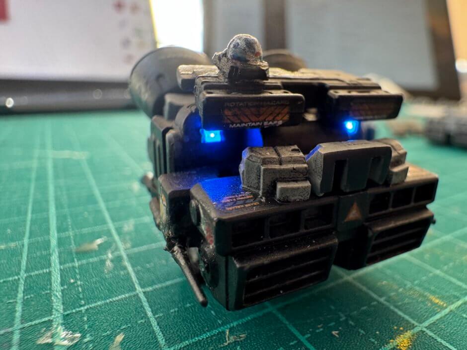 小型宇宙船のプラモデルのコックピットにLEDをつけて光らせた状態