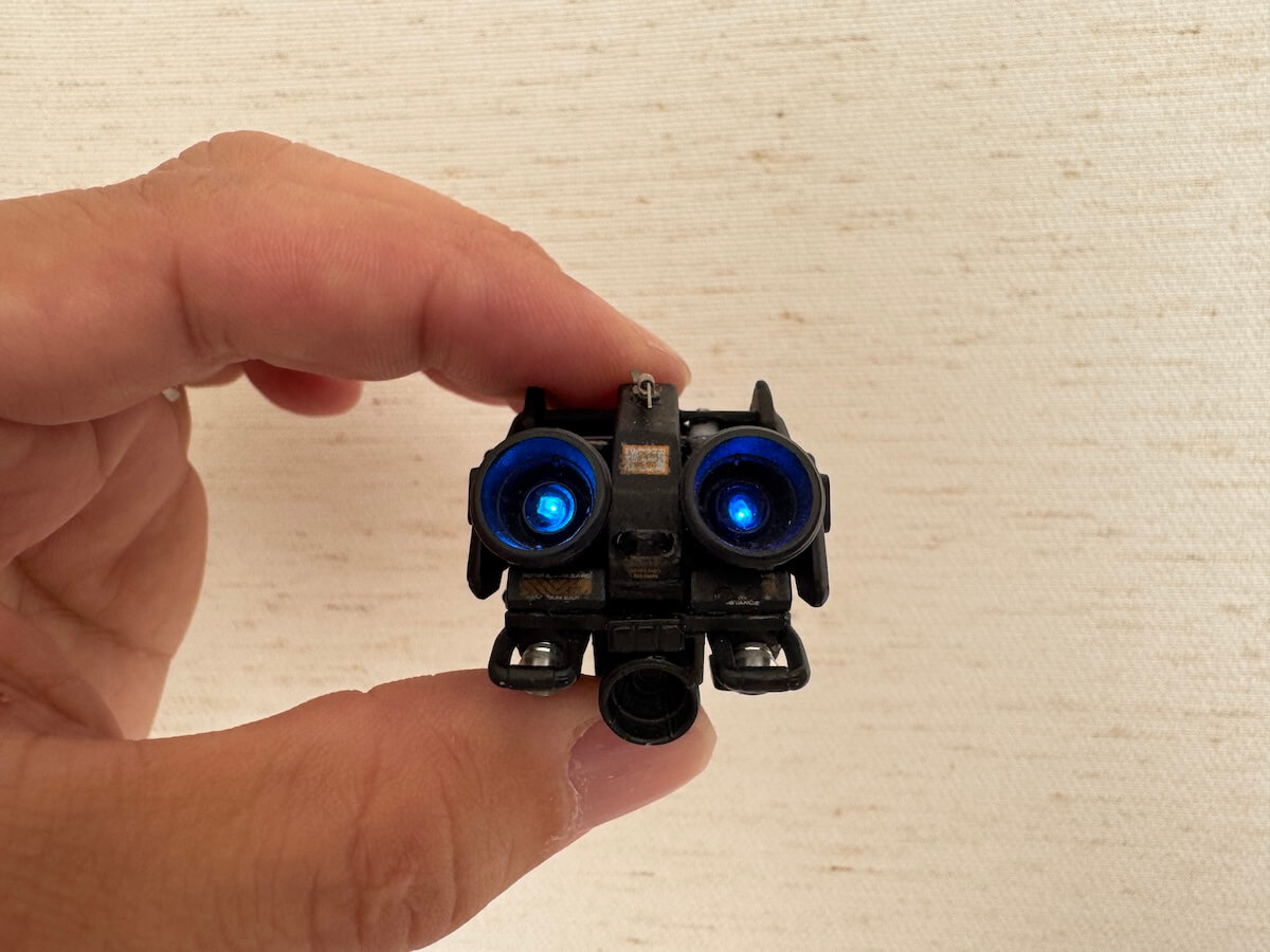 小型宇宙船のプラモデル、スラスターがLEDで青く光っている状態