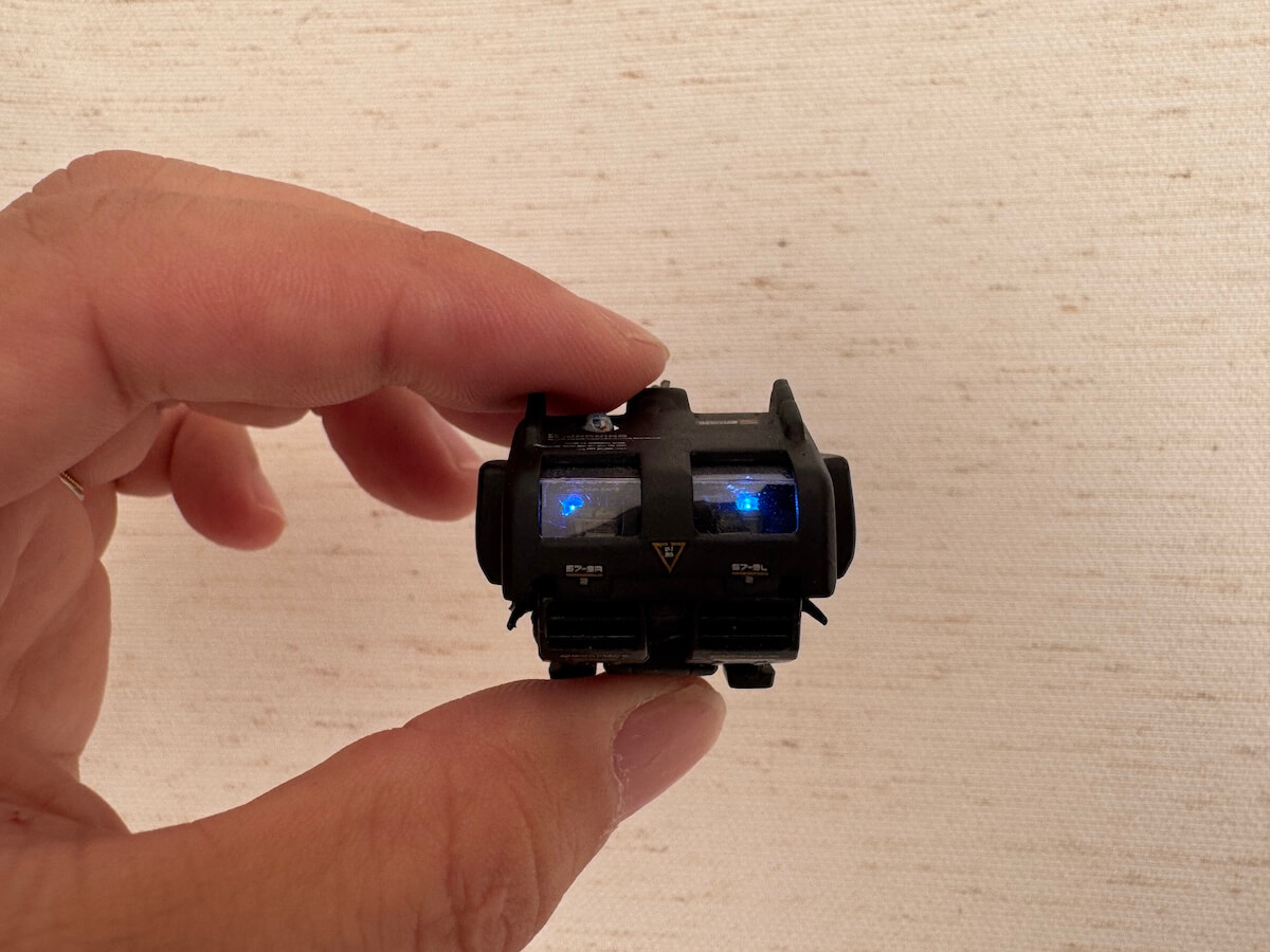 小型宇宙船のプラモデル、コックピットがLEDで青く光っている状態