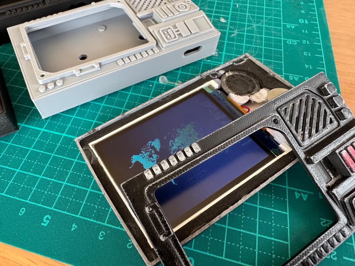 モニターパッドの電子パーツ