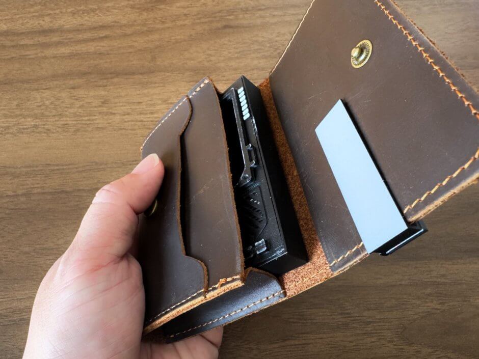 モニターパッド専用レザーケース、モニターパッドを入れて手に持った状態