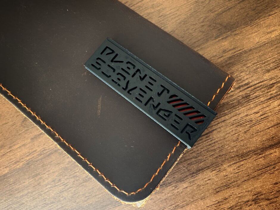 モニターパッド専用レザーケース、プラネットスカベンジャーのオリジナルクリップがついた状態