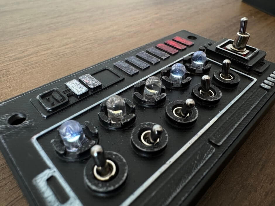 5つのトグルスイッチをひたすらパチパチできる装置の塗装した状態、スターウォーズのコックピットのようなイメージ