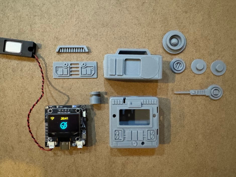 3Dプリンターで作ったドロイドのパーツとXiaozhi AIのDIYキットの写真