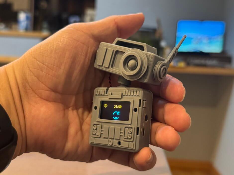 Xiaozhi AIのDIYキットを内蔵して試作品を作って手で持っている状態