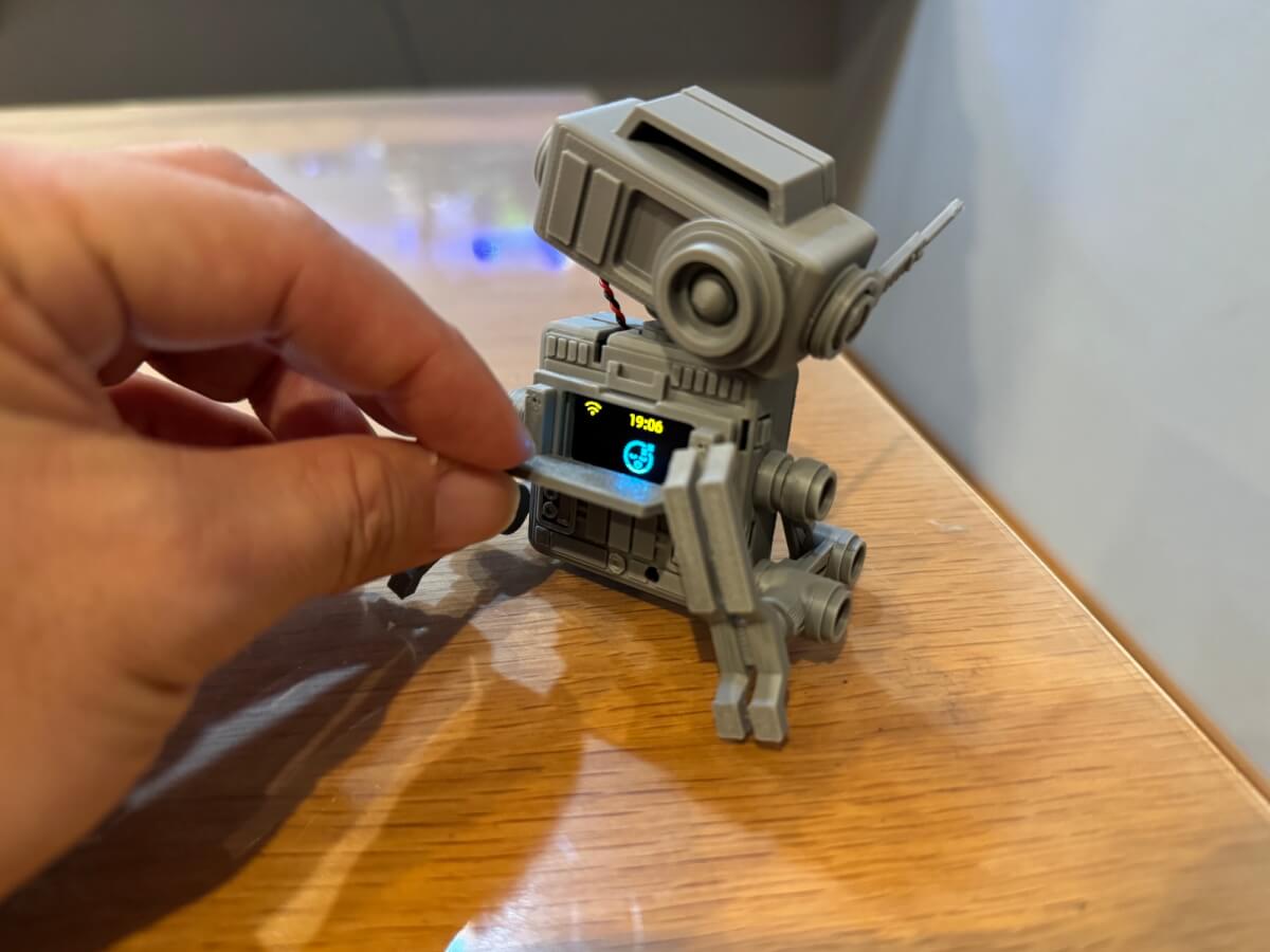 ドロイドのお腹の蓋を開けると液晶画面が表示できるようになっている写真