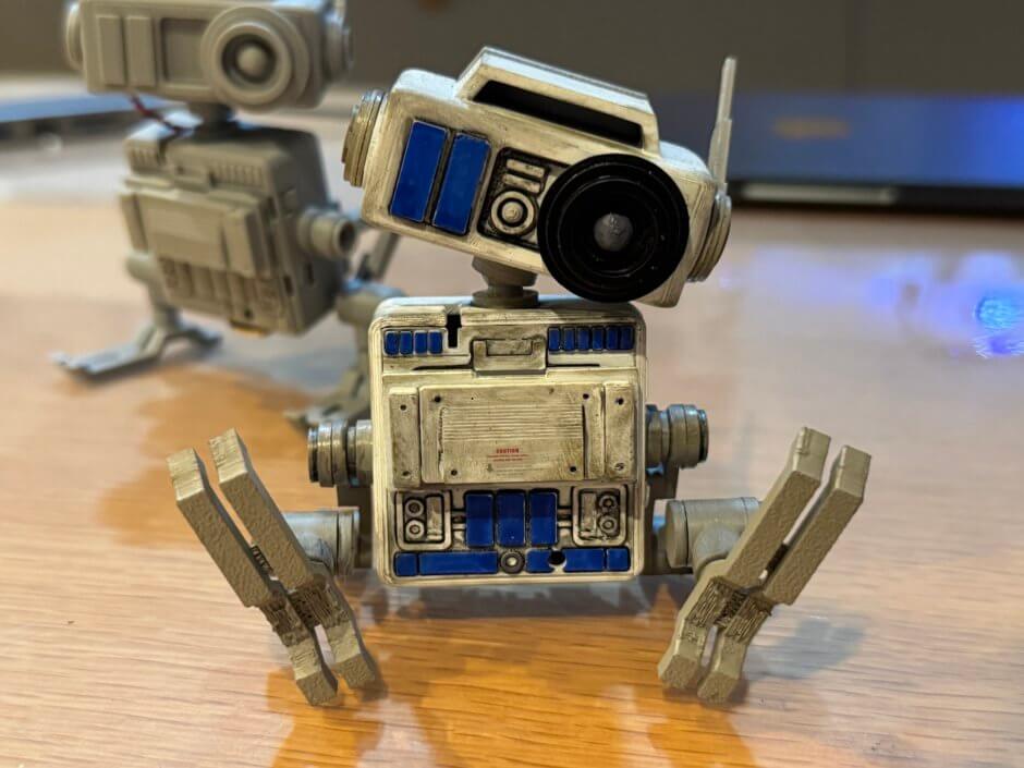 青と白の塗装をして、R2-D2風な配色になった自作ドロイド