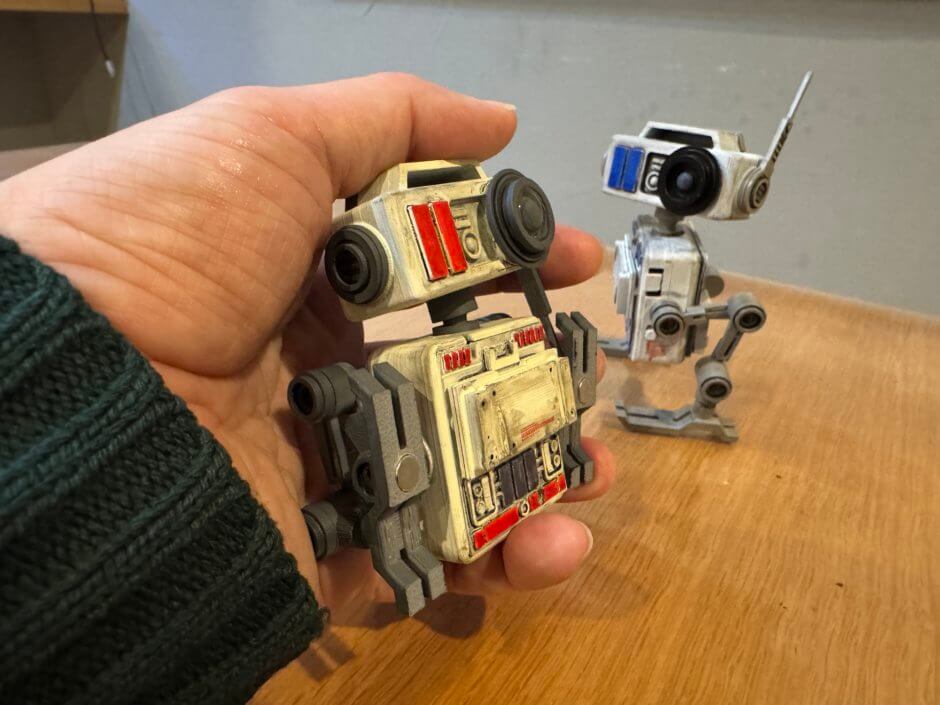 自作フィギュアを手で持っている状態