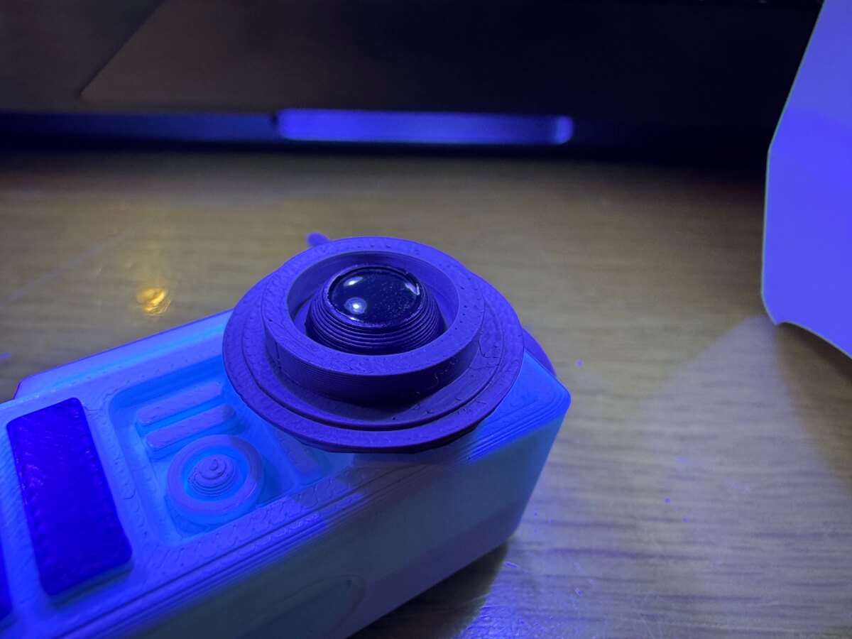 自作フィギュアの目の部分をレジンで固めてカメラアイを作っている状態