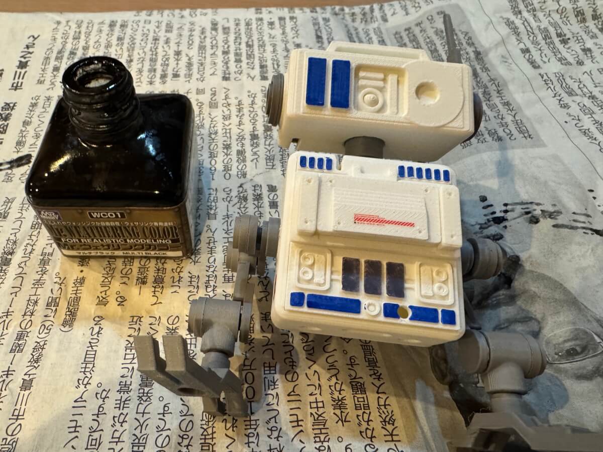 フィギュアのパーツを塗装している状態