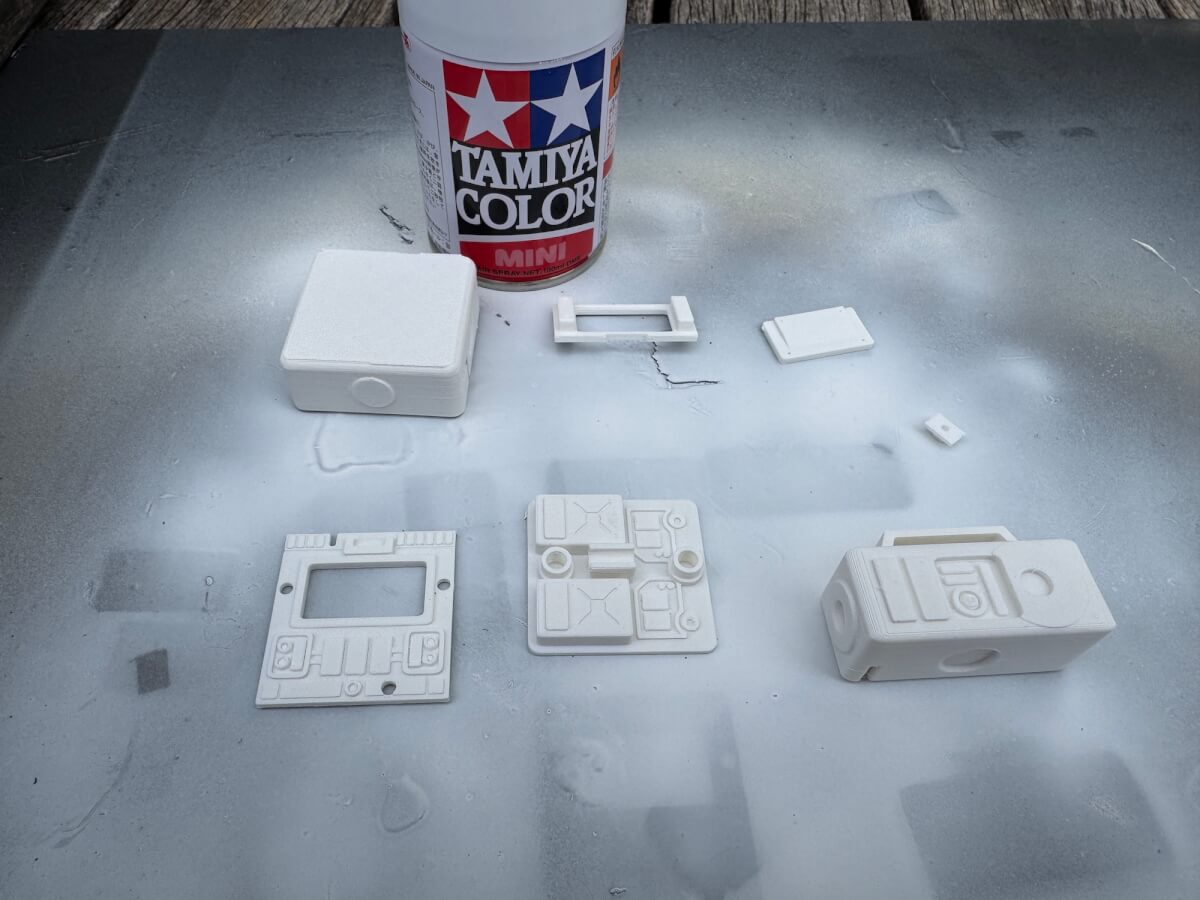 白フィラメントで作ったフィギュアのパーツを塗装している状態