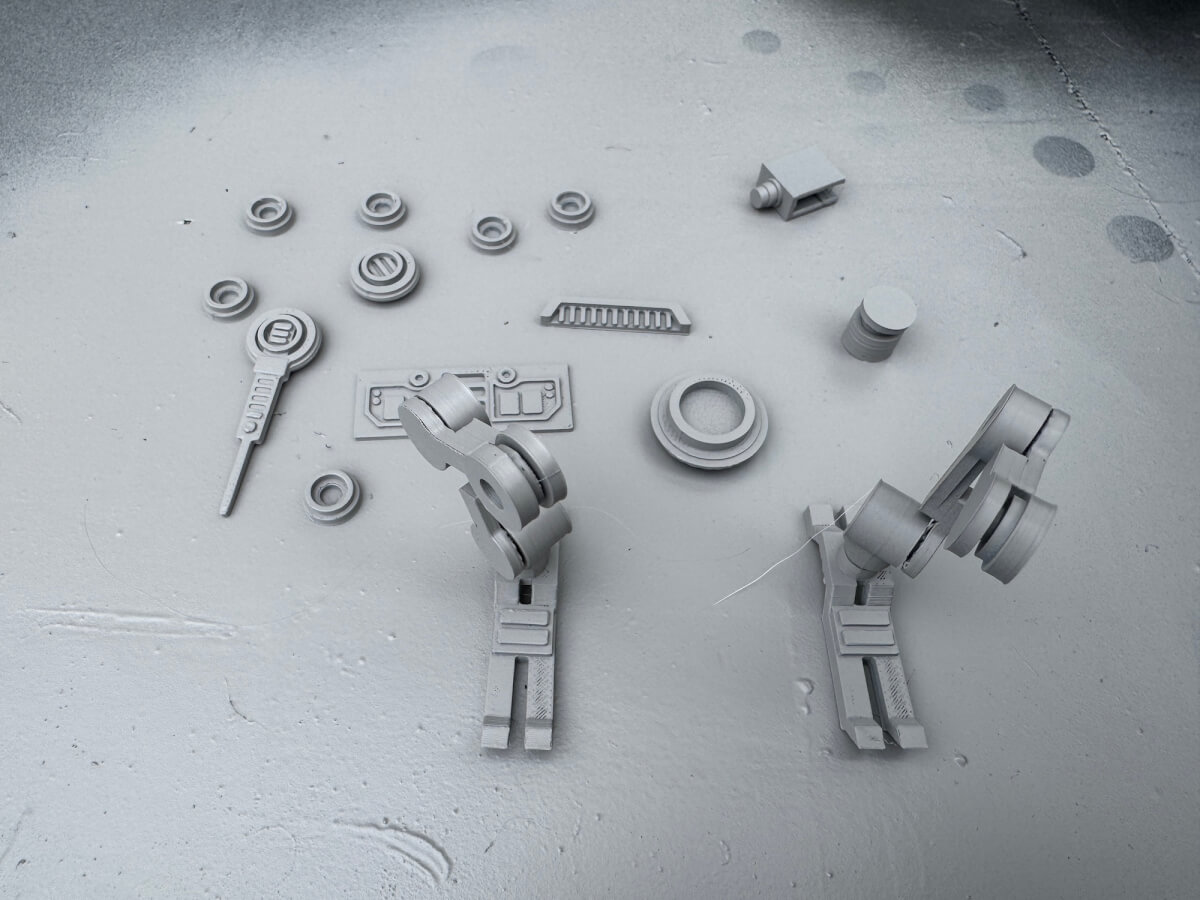 グレーフィラメントで作ったフィギュアのパーツを塗装している状態