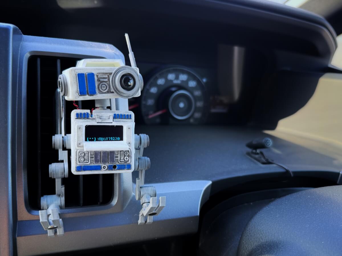 自作フィギュアを車に搭載した画像