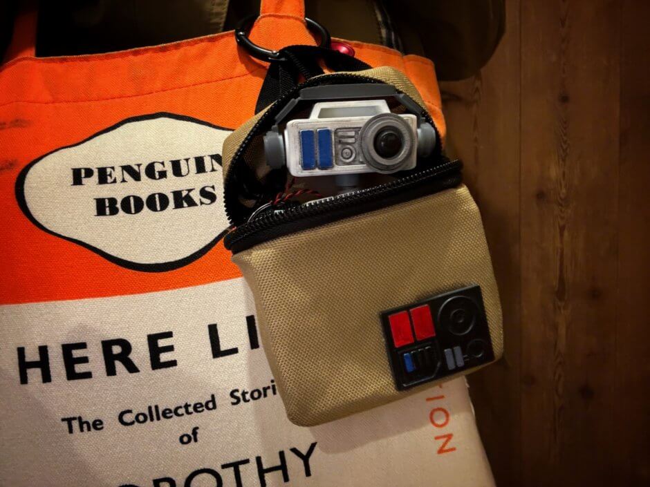 対話型自作ドロイドの外出用ホルダーに入れてトーターバッグにつけた状態