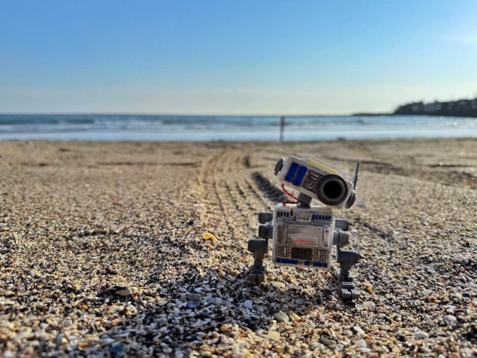 対話型自作ドロイドを海でも会話できるようにしている様子