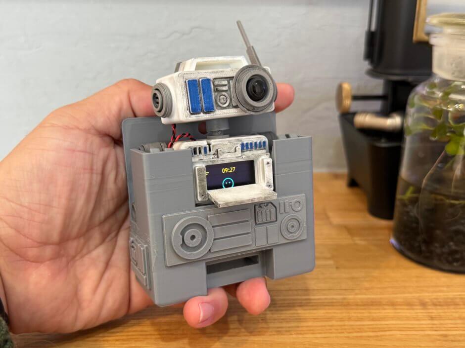 対話型自作ドロイドの外出用ホルダーを手で持った状態