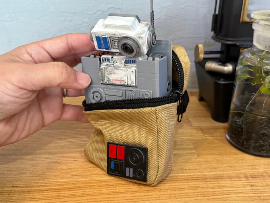 対話型自作ドロイドの外出用ホルダーをポーチに入れている状態