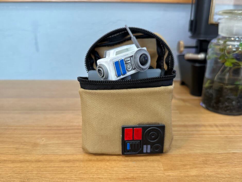 対話型自作ドロイドがポーチから顔を出している様子