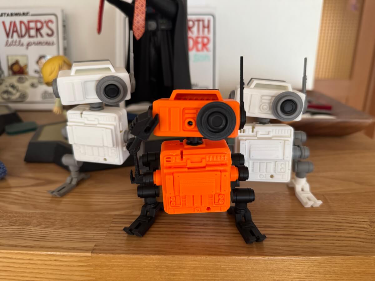 手乗り対話型ドロイドのカラーバリエーション（オレンジと黒の組み合わせ）を試作した状態