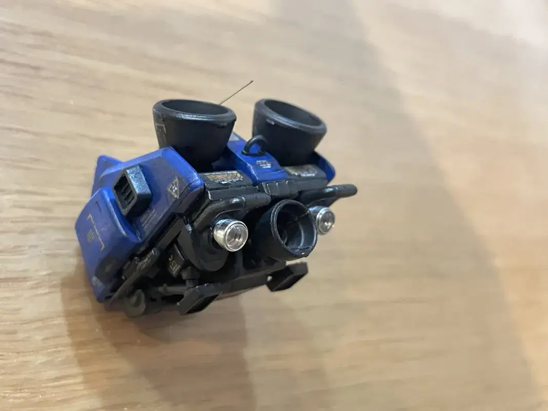 小型宇宙船のプラモデル、後ろから撮影した状態