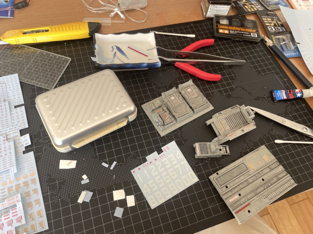 格納庫ステッカー貼り付け