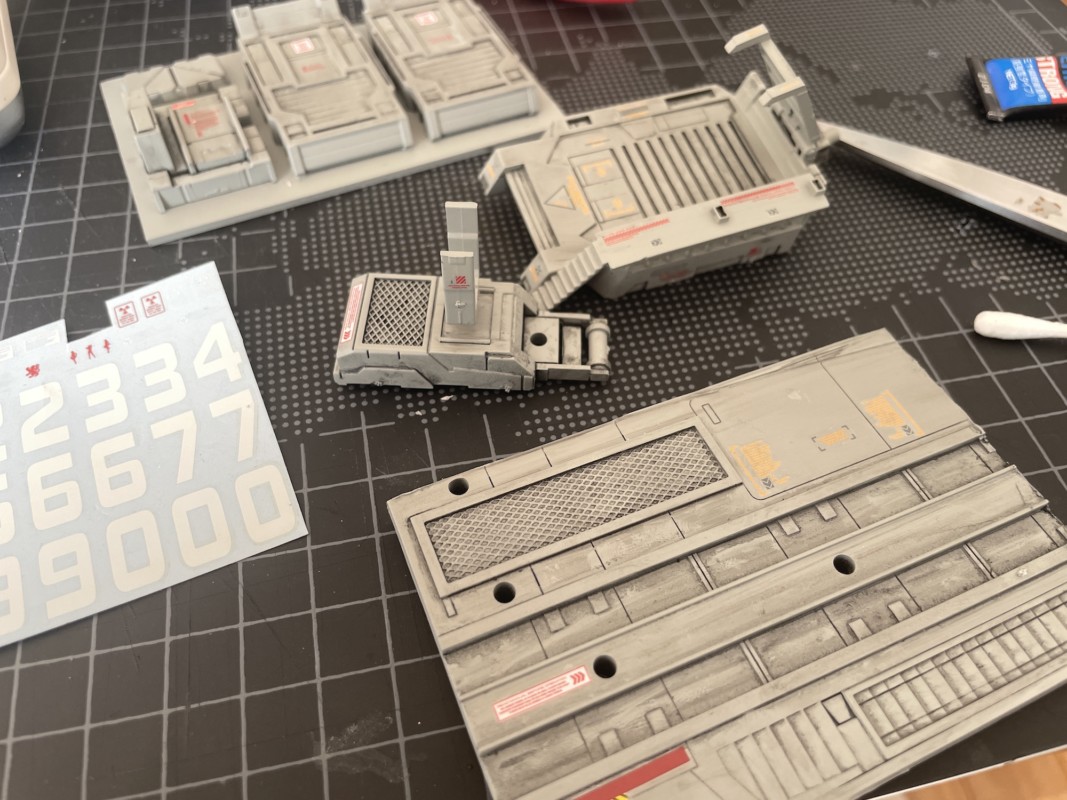 格納庫ステッカー貼り付け