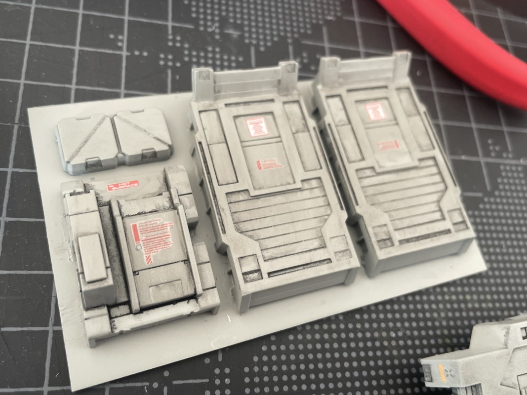 格納庫ステッカー貼り付け