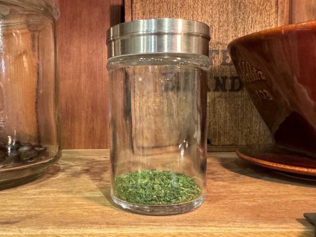 色の綺麗な乾燥バジルの作りかた