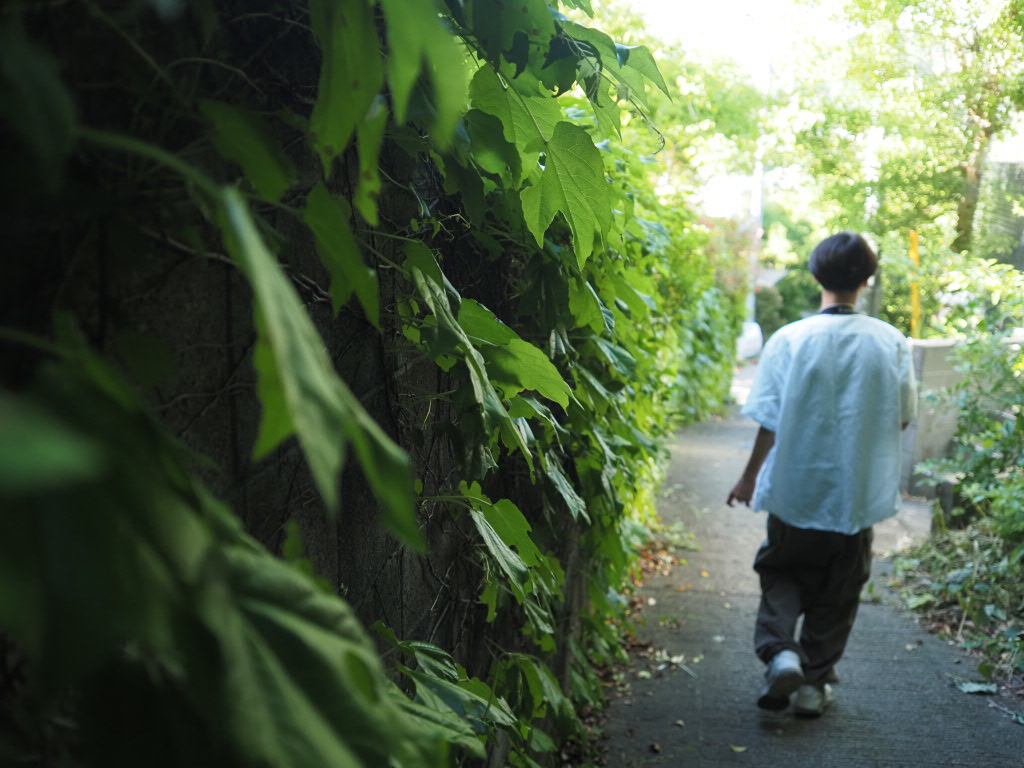 少年の後ろ姿を写した路地