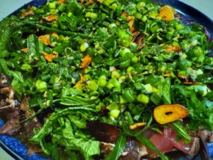 大葉とニンニクチップを使ったカツオのたたき