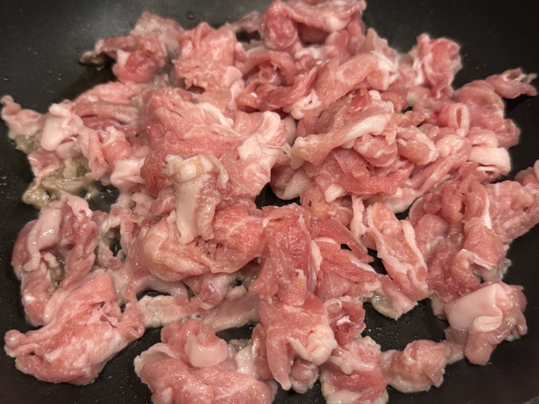 塩チンジャオロースの作り方　豚バラ肉を炒める