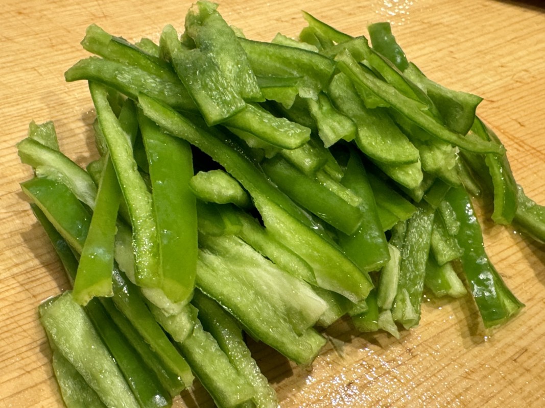 塩チンジャオロースの作り方　ピーマンを細切りにする