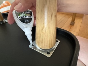 アルミコンテナに脚を取り付け