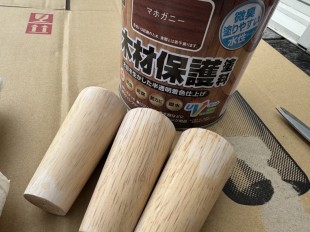 コンテナの脚を塗装