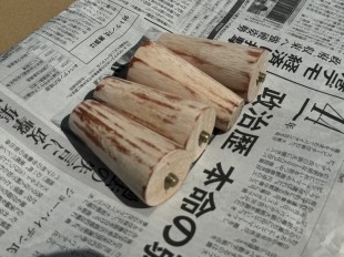 コンテナの脚を塗装