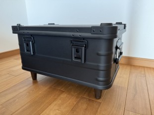 アルミコンテナに脚を塗装して取り付けた状態