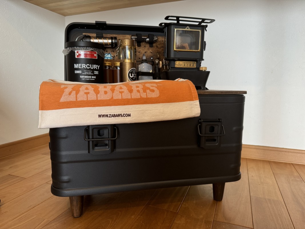 アルミコンテナに脚を取り付けた状態